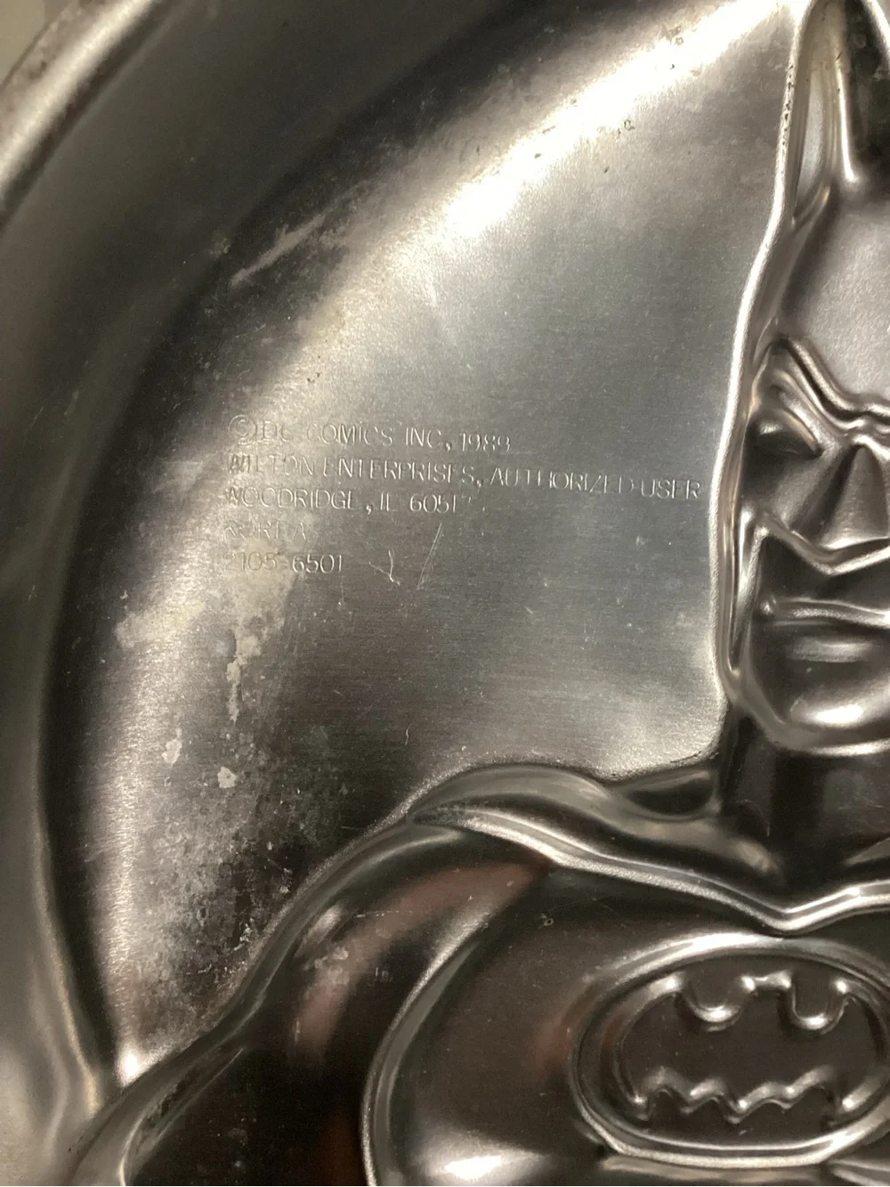 Vintage 1989 Wilton Silver Batman Character Cake Pan Fair
